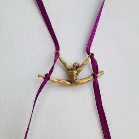 gold-lila- Vertikaltuch-Spagat-Halskette-Halsketten-Luftakrobatik-Schmuck-1.jpg