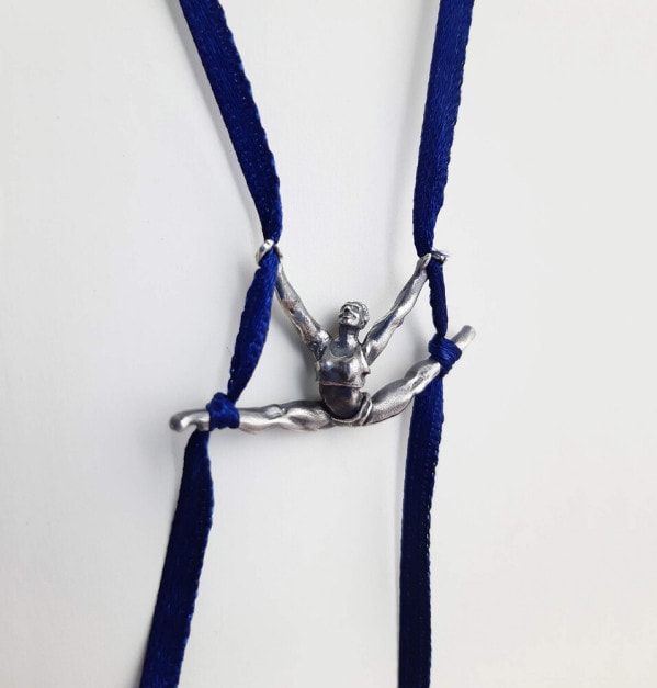 silber-blau- Vertikaltuch-Spagat-Halskette-Halsketten-Luftakrobatik-Schmuck-1.jpg